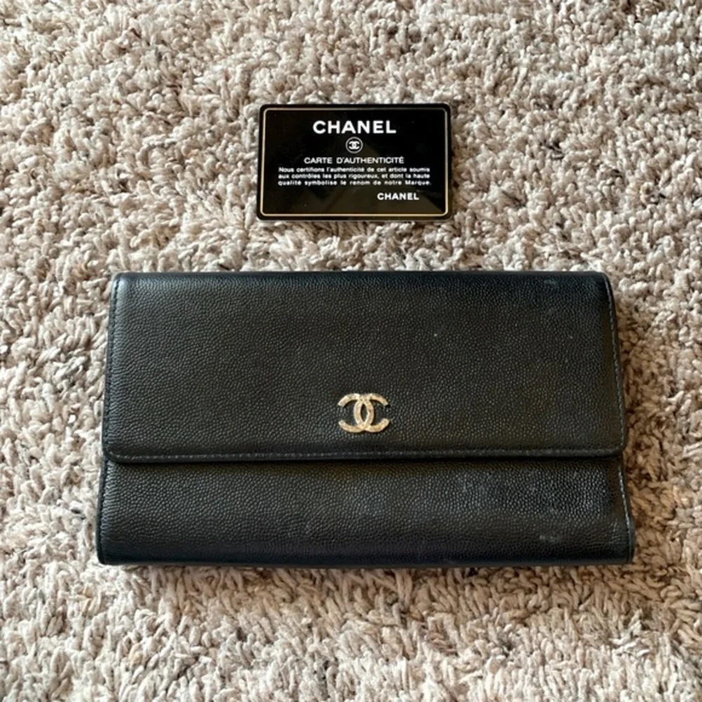 🎉HPx2🎉 CHANEL VINTAGE AUTHENTIC vintage trifold wallet HP 10/20 & 12/24/21 - Picture 1 of 10